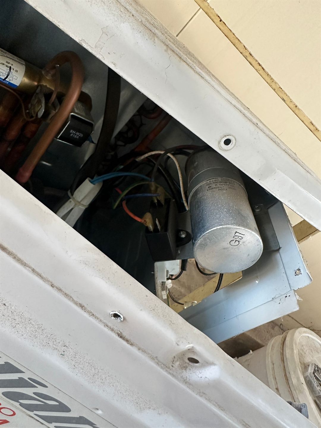 Detalle de componentes internos de un equipo de aire acondicionado