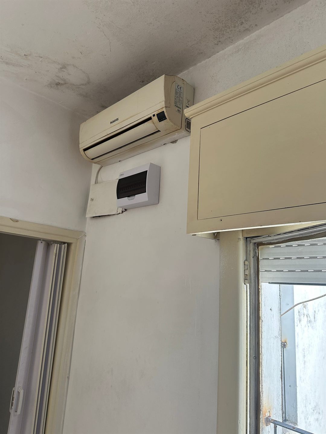 Equipo interior de aire acondicionado instalado en pared