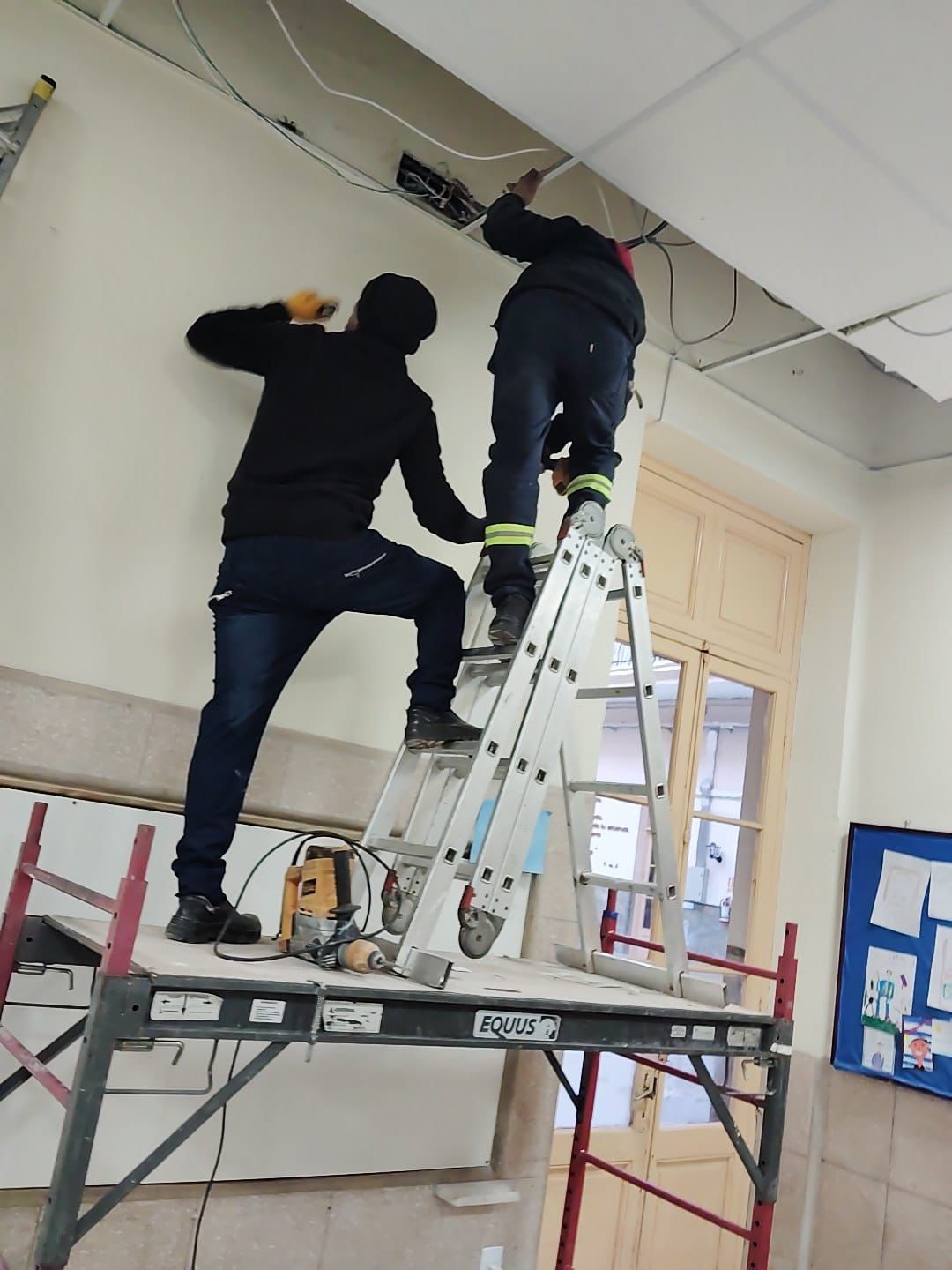 Tecnicos trabajando en una instalación interior
