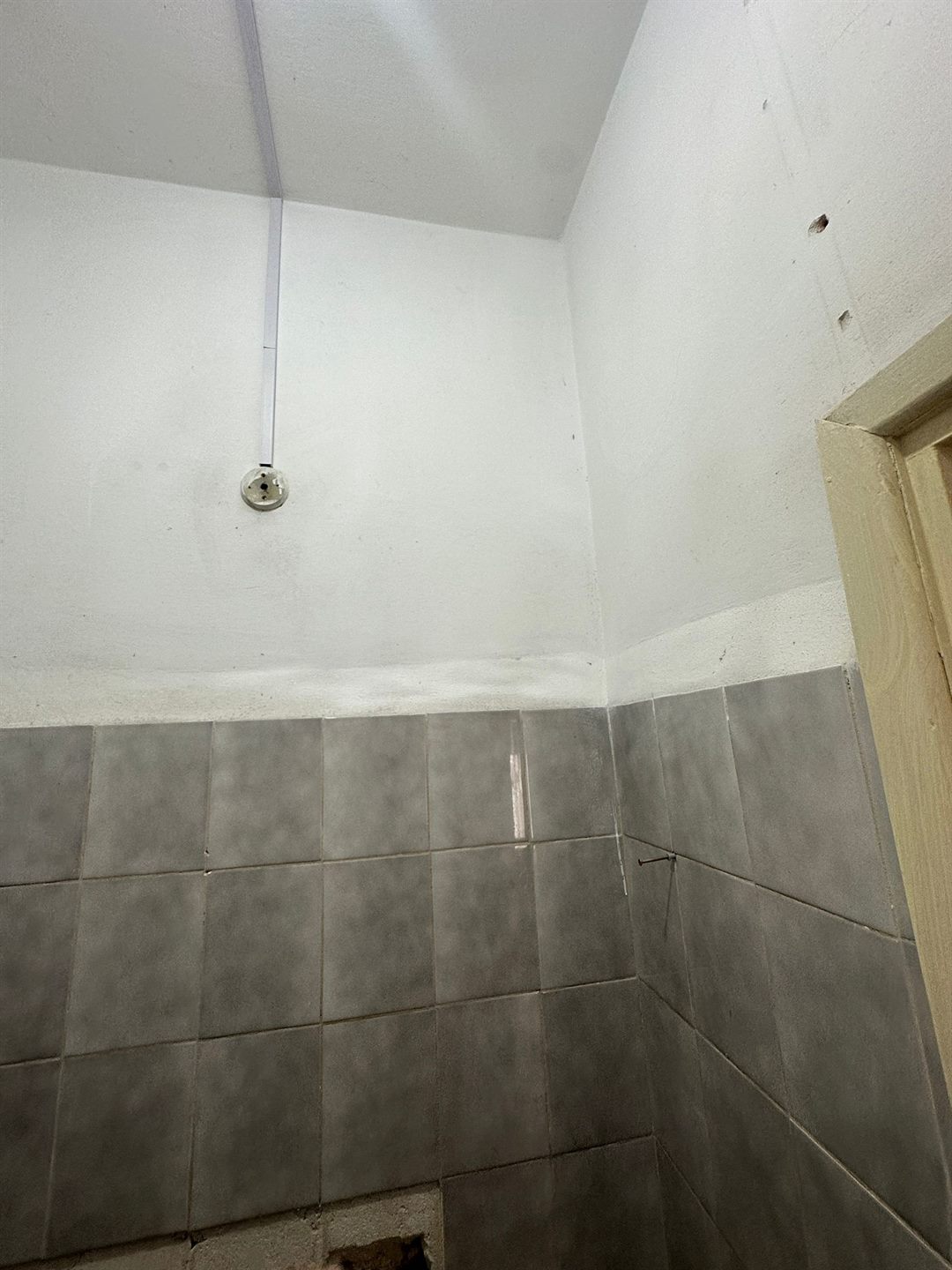 Estado previo de una instalación electrica en pared interior