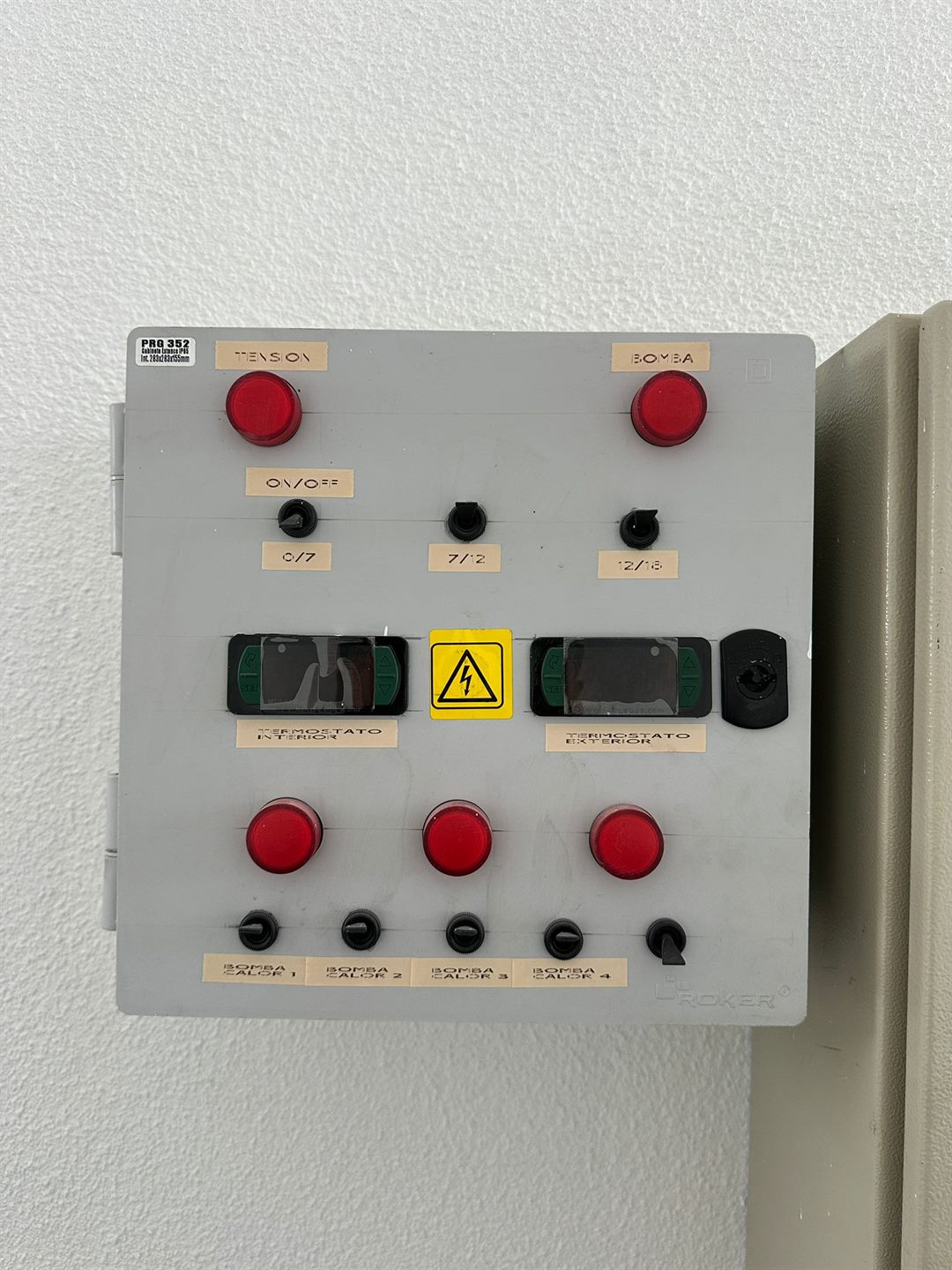 Tablero de mando con indicadores y termostatos
