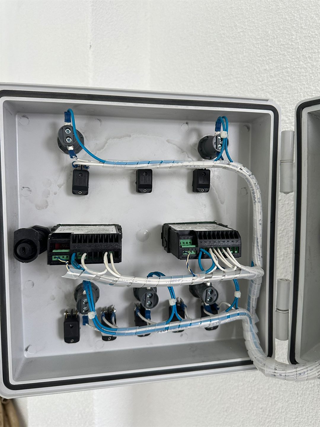 Interior de puerta de tablero con conexion de comandos