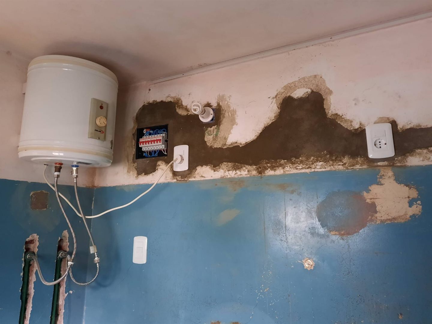 Reforma electrica en ambiente con termotanque y punto de luz