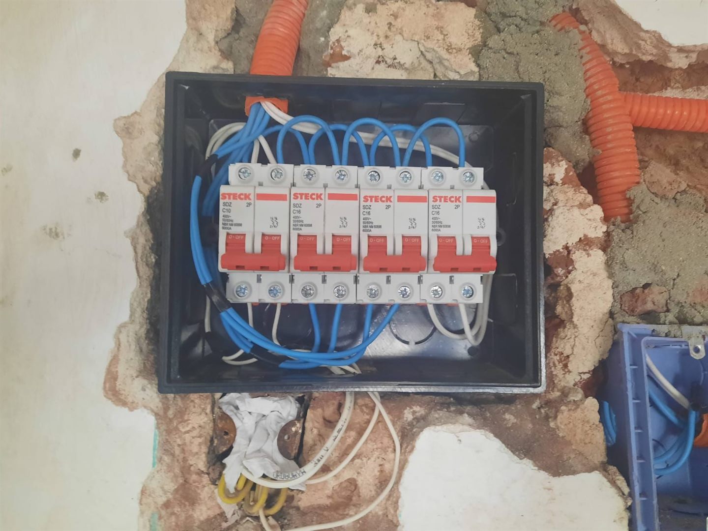 Tablero embutido durante el armado de circuitos