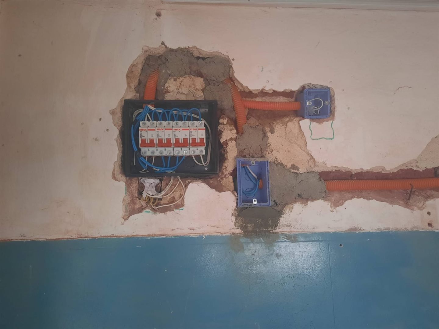 Tablero y canalizacion luego de la primera etapa de reparacion