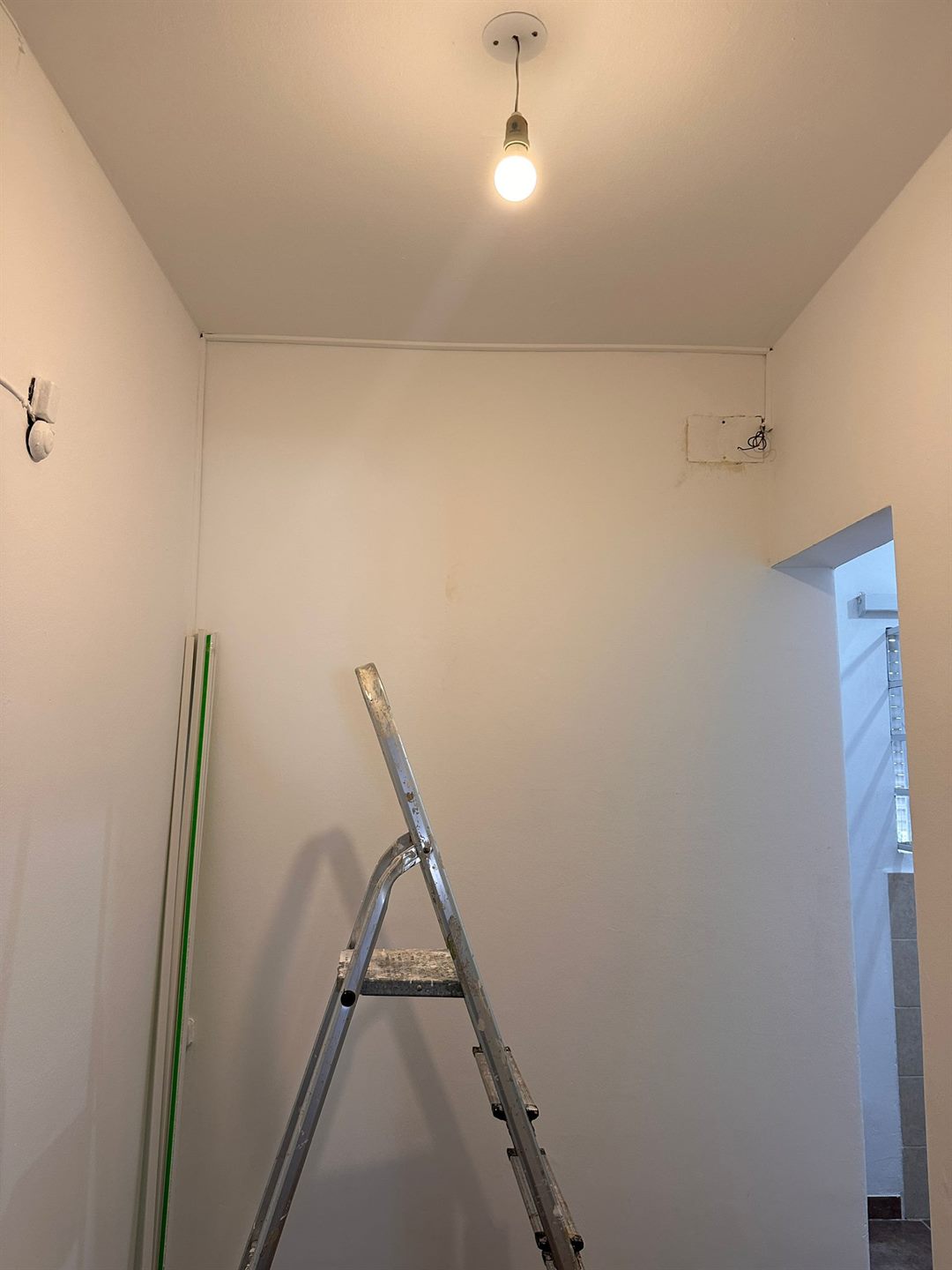 Ambiente reacondicionado con iluminacion y terminaciones