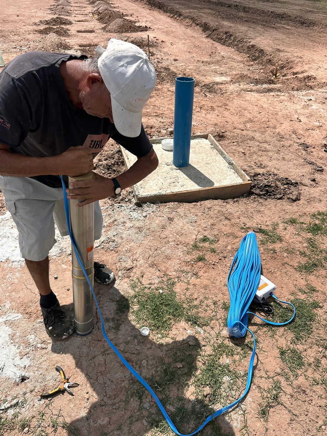 Tecnico instalando una bomba de agua sumergible