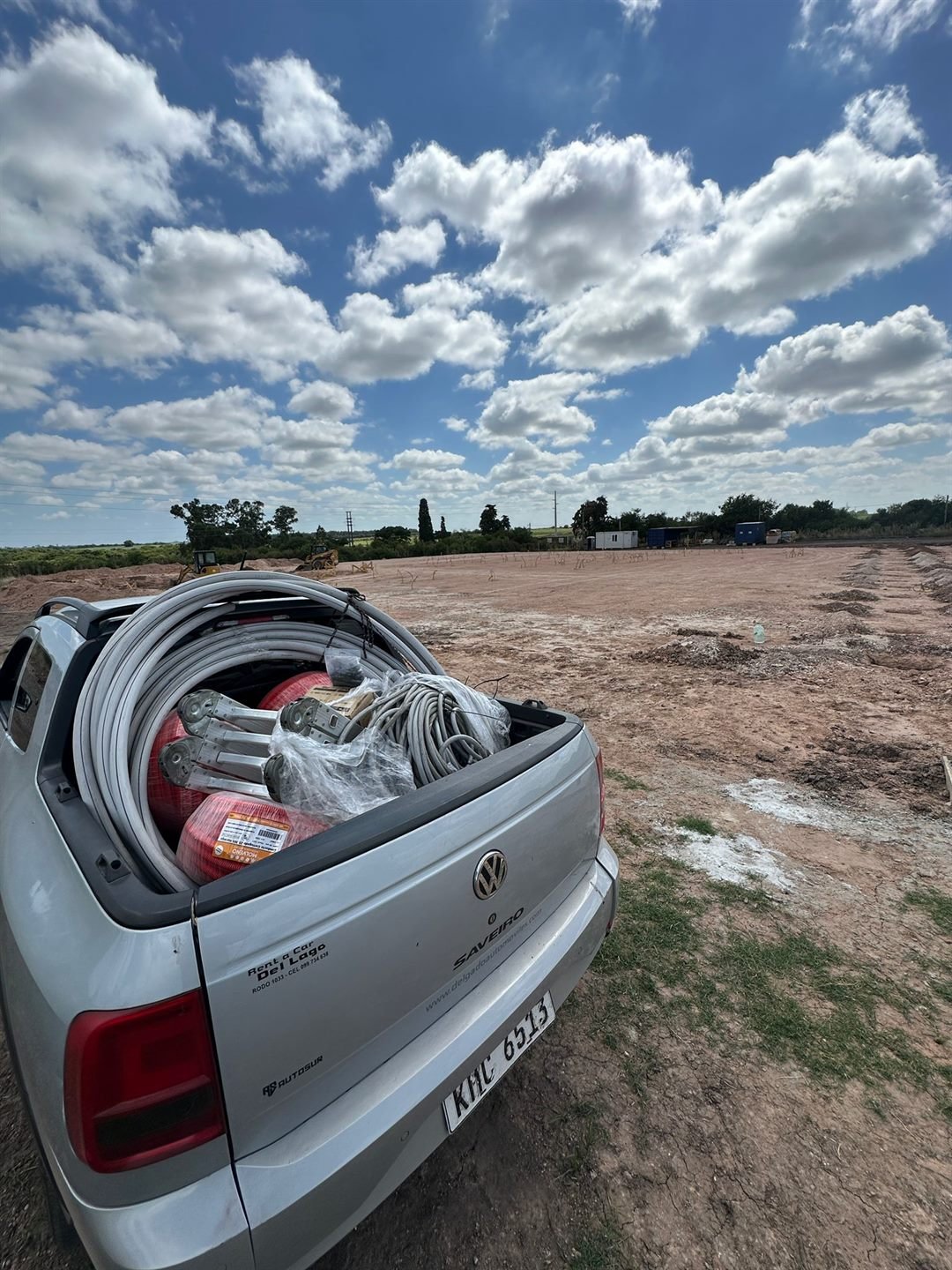 Vehiculo con materiales para instalación de bombas de agua
