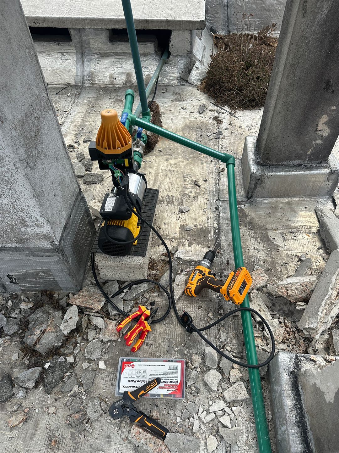 Instalacion sanitaria en obra con bomba y tendido de canerias