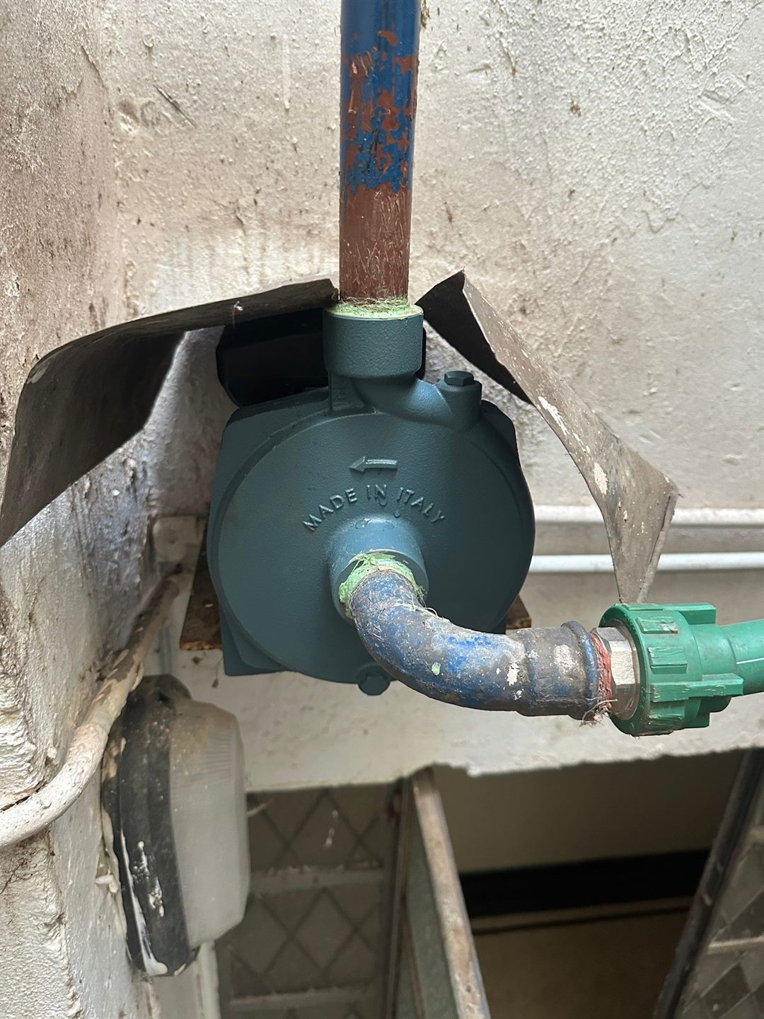 Bomba sanitaria recambiada e instalada