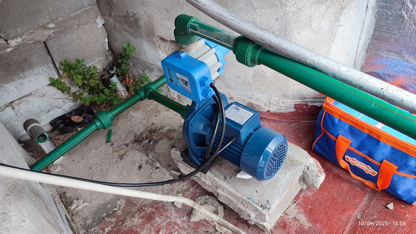 Bomba sanitaria con presostato instalada en base de hormigon